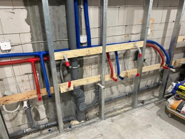 Wymiana stelaży podtynkowych, wymiana instalacji wodnej.