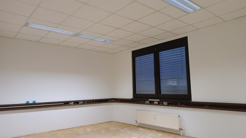 Tapetowanie . Wykładziny sufity podwieszane Armstrong