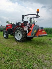 Koszenie trawy traktorkiem z kosiarką bijakową (Mulczer)