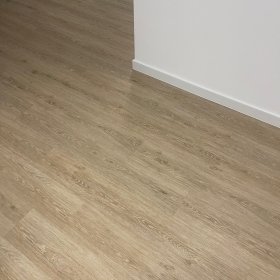 Układanie paneli podłogowych, desek kompozytowych