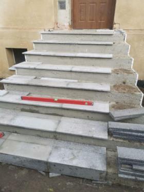 Układanie płytek granitowych na schodach