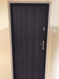 Drzwi wewnątrz-klatkowe do mieszkania w bloku