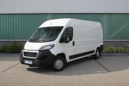 Wynajem samochodu dostawczego blaszak furgon L3H2 3-osobowy na kat. prawa jazdy B