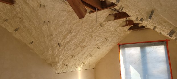 Ocieplanie izolacja poddaszy dachów stropów pianką poliuretanową PUR