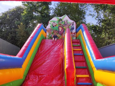 Duża dmuchana zjeżdżalnia