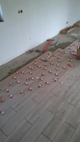 Układanie glazura , terakoty, płytki, cegła