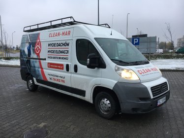 Oklejanie samochodów grafiką reklamową