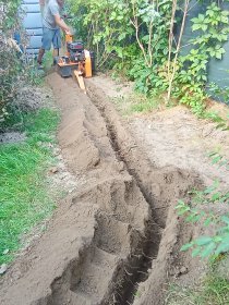 Wykopy pod Instalacje Nawadniania i Elektryki – Koparka Łańcuchowa