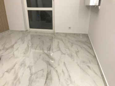 Położenie gresu na podłodze