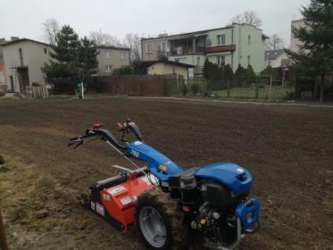 Przekopywanie ziemi glebogryzarką