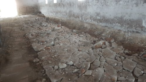 Kucie  betonu minikoparka z mlotem wyburzenia