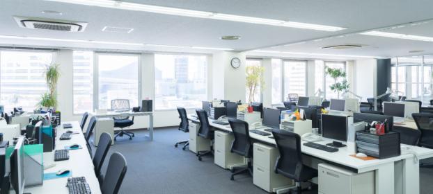 Pomieszczenia budynków firmowych, sale konferencyjne.