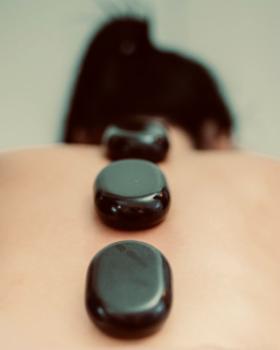 Masaż gorącymi kamieniami