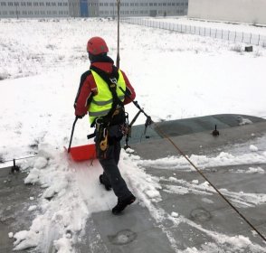 odsniezanie dachów  placów, parkingów, dróg wewnetrzych, wywozenie zalegającego sniegu