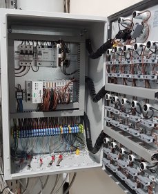 Wykonuje instalacje i naprawy instalacji elektrycznych, automatyki i teletechnicznych.