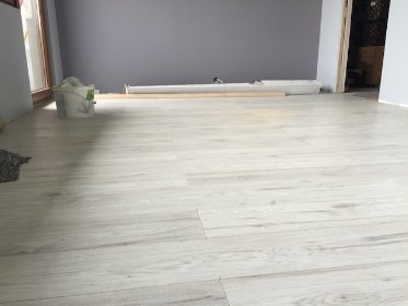 Układanie paneli podłogowych oraz list wykończeniowych