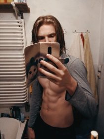 Początkujący model chętnie zapozuje