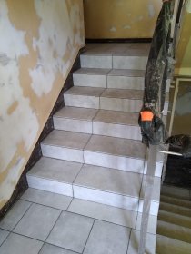 Układanie płytek na klatkach schodowych - remont