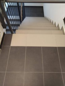 Układanie płytek na klatkach schodowych - nowe budynki