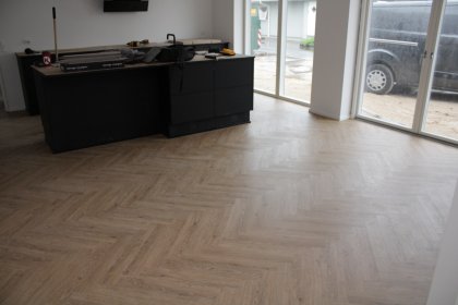 układanie paneli, parkietu