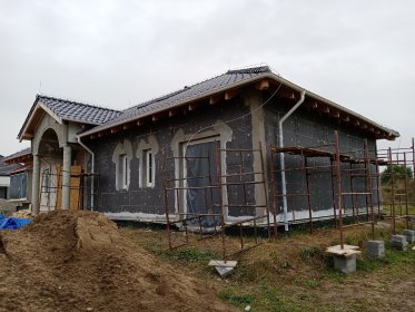 Kompleksowe wykonanie elewacji malowanie natryskowe szpachlowanie