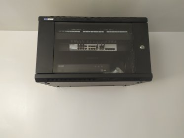 Instalacja szafy rack wiszącej Instalacja szafy rack wiszącej
