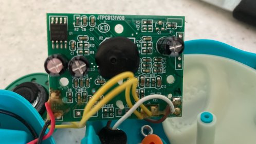 zaprojektowanie płytki, opartej na Arduino Uno  połączonej z mikrofonem, głośnikiem