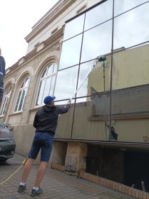 Mycie szklanych elewacji