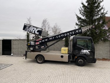 Wynajem podnośnika towarowego samochodowego wraz z operatorem