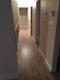 Układanie paneli i listw przypodłogowych