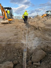 Układanie obrzeży, krawężników