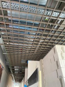 Montaż sufitu podwieszanego