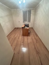 Oferuje kładzenie paneli