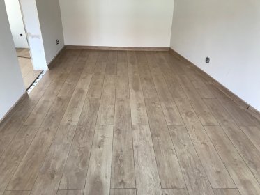 Układanie paneli podłogowych