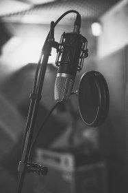 Pierwsza godzina wynajęcia studia nagrań wraz z realizatorem.