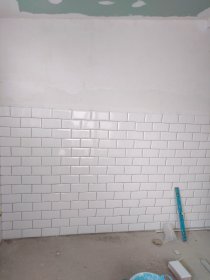 Układanie płytek na podłodze (średni format)