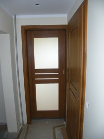 Montaż drzwi wewnętrznych na futrynach regulowanych