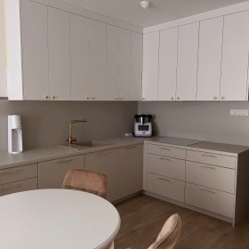 Zabudowy kuchenne, lazienkowe, biurowe, szafy i inne na wymiar