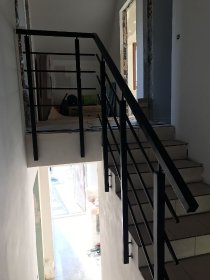 Zakup i montaż balustrad balkonowych i schodowych, zabezpieczeń okiennych oraz przęseł
