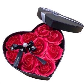 Flowerbox z róż mydlanych w kolorze czerwonym