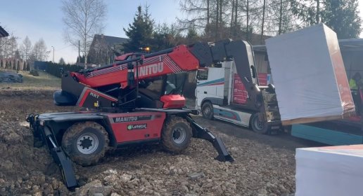 Usługi ładowarką teleskopową obrotową Manitou MRT2145