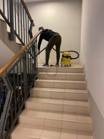 Sprzątanie klatek schodowych, części wspólnych zarządzanych przez Wspólnoty.