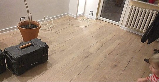 Układanie paneli podłogowych