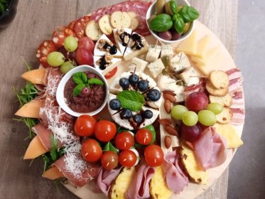 Deski serów i wędlin włoskich na przyjęcie