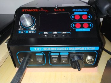 Montuje płytki drukowane do urządzeń elektronicznych.