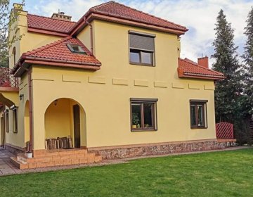 Niskociśnieniowe mycie elewacji, odgrzybianie