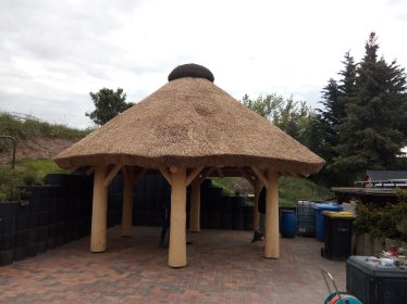 Budowa altan oraz dachów krytych strzechą