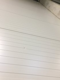 Mycie ścian wewnątrz hal produkcyjnych i magazynowych