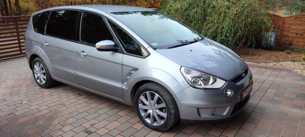 Usługa przewozu osób lub paczek w kraju i zagranicą.