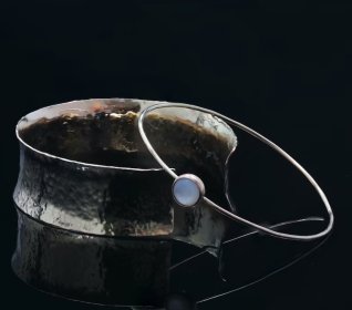 Produkcja i serwis biżuterii z metali szlachetnych. Zakuwanie brylantów. Spektrometria.